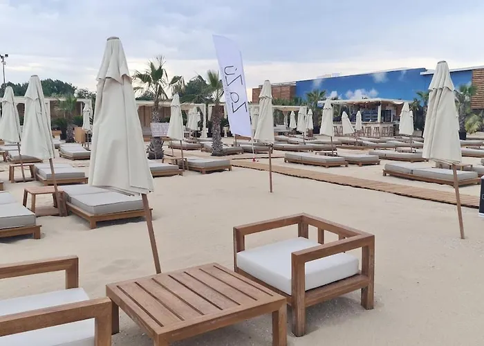 67 & 16 Rainbow Complex Σάνι Μπιτς